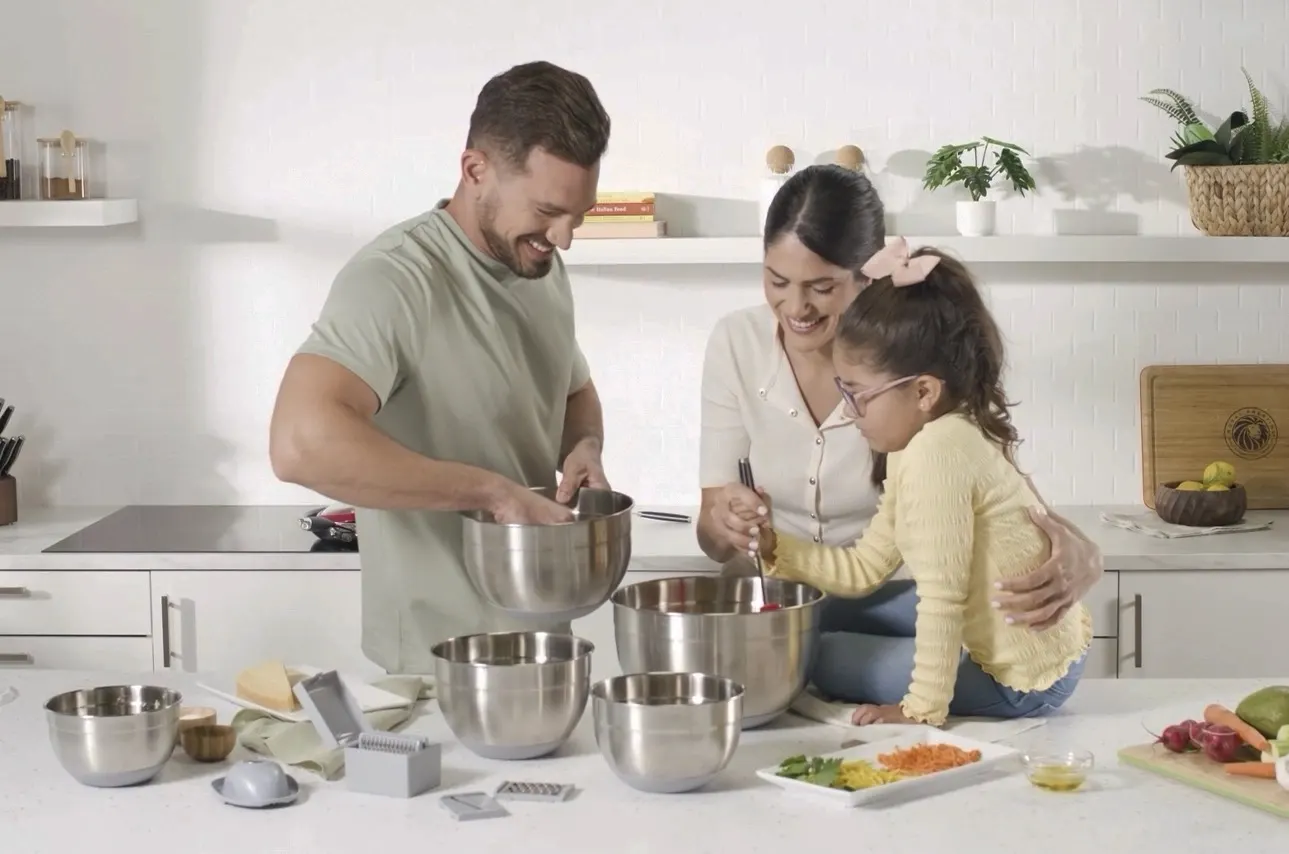 Familia cocinando junta en casa